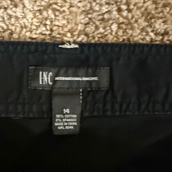 EUC - Women's Black Cargo Capri Pants - Picture 2 of 5